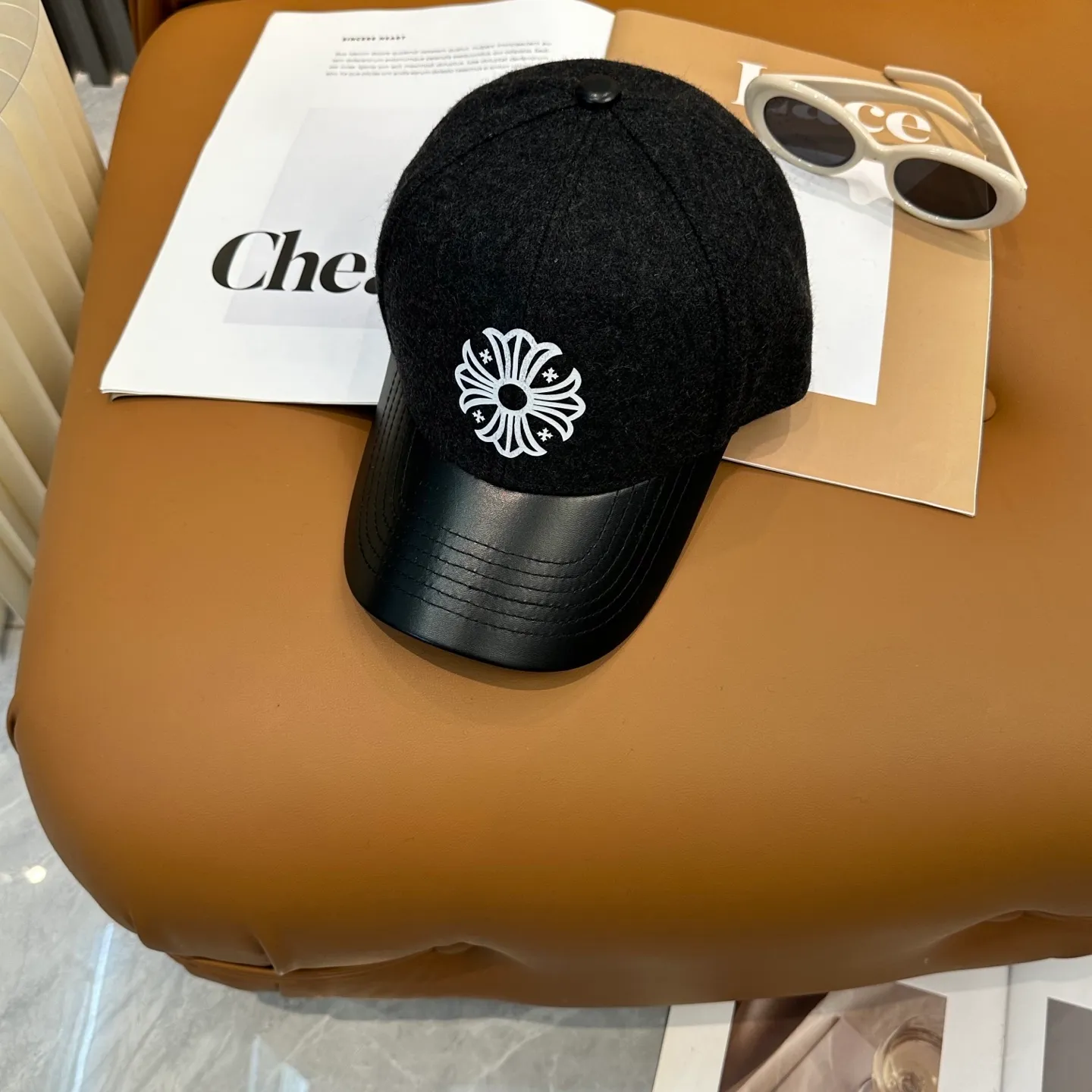 P80 Crow Heart's new autumn and winter fur-stitched baseball cap. It's full of autumn and winter atmosphere. The quality is great. The deepening of the hat shape makes it more elegant. It's very nice for both men and women. It's a classic among classics. It goes well with daily wear. Casual and fashionable.